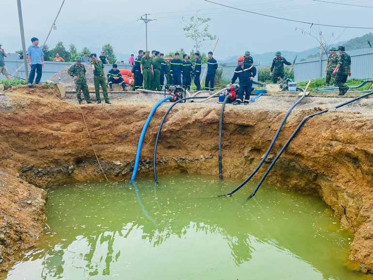 Chính quyền địa phương và lực lượng chức năng cũng đã sử dụng 1 máy bơm lớn cùng 04 máy bơm dã chiến bơm rút nước khỏi hố sụt lún nhằm hỗ trợ việc tìm kiếm.