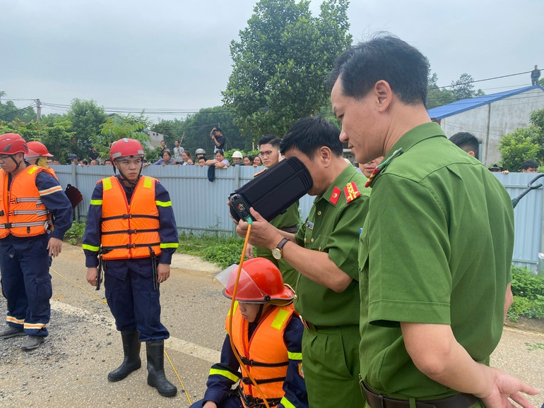 Tuy nhiên, do phía dưới hố có lượng bùn, rác lớn, kèm theo dòng chảy ngầm khiến tầm nhìn camera hạn chế (khoảng 25cm) nên rất khó quan sát, tìm kiếm.