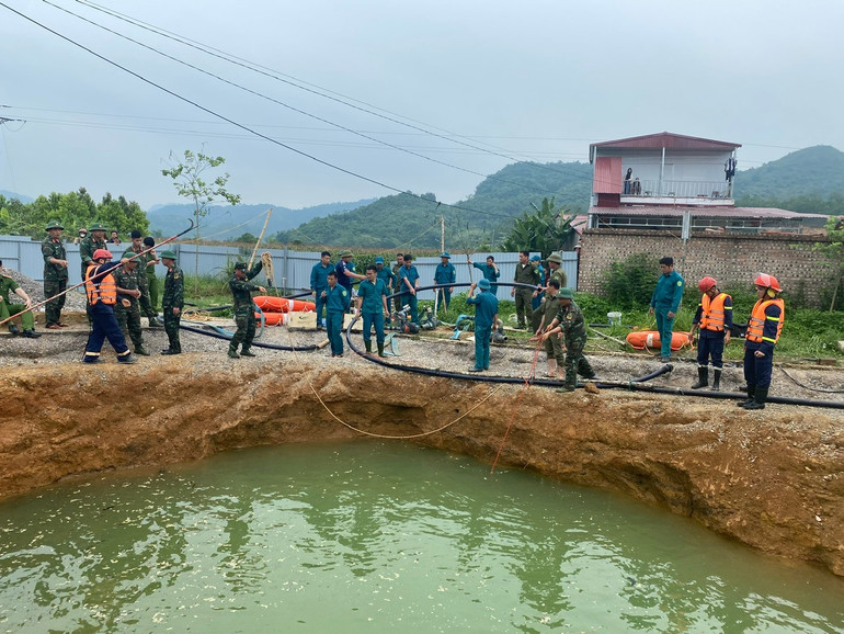 Khoảng 21h ngày 26/5, anh Nguyễn Duy Ph. lái xe máy chạy tốc độ cao đâm vào khu vực đang được rào chắn, cảnh báo nguy hiểm do xuất hiện hố sụt lún lớn. Sau đó, cả người và xe rơi xuống hố sâu.