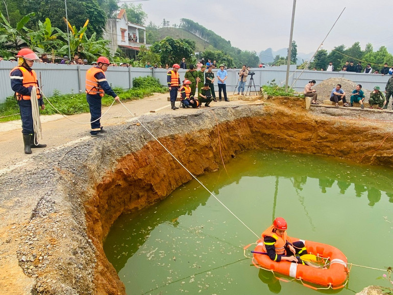 Trước đó, thiết bị camera chuyên dụng được dùng để dò tìm dưới hố sụt lún.