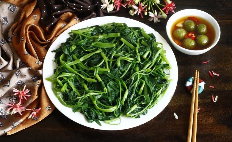 Rau muống là một loại rau quen thuộc trong bữa ăn của người Việt Nam