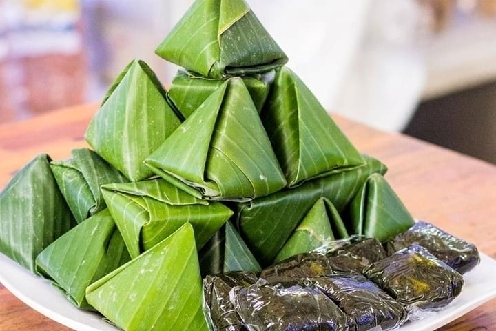 Bánh ít lá gai là món đặc sản Bình Định nổi tiếng không thể không nếm thử.