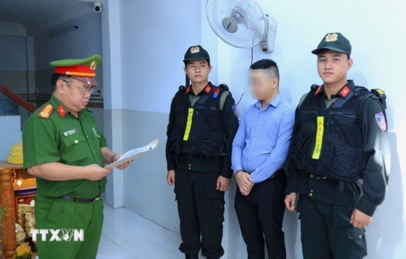 Cơ quan Cảnh sát Điều tra đọc lệnh tạm giữ hình sự Mai Xuân Tưởng. Ảnh: TTXVN