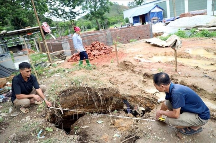 Hố sụt lún có đường kính rộng gần 3m, sâu khoảng 6m. Ảnh: TTXVN