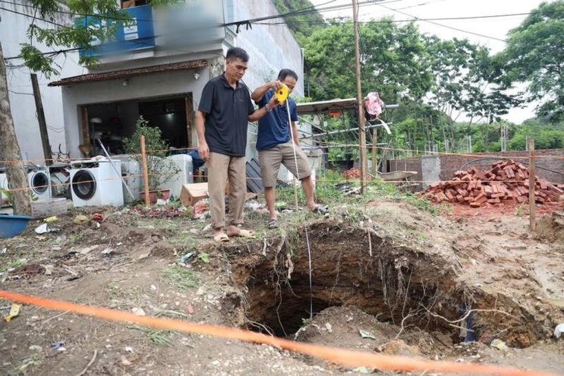 Khi mới phát hiện, hố sụt lún có đường kính khoảng 40cm, sau đó hố tiếp tục sụt sâu và lan rộng về phía đường Quốc lộ 2C. Ảnh: Lao Động