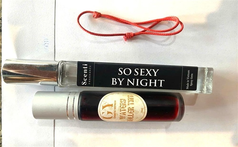 Nước hoa in chữ "so sexy by night", son và chỉ được “sên” bùa mà Như và Lợi bán cho người bị hại. (Ảnh: Công an)