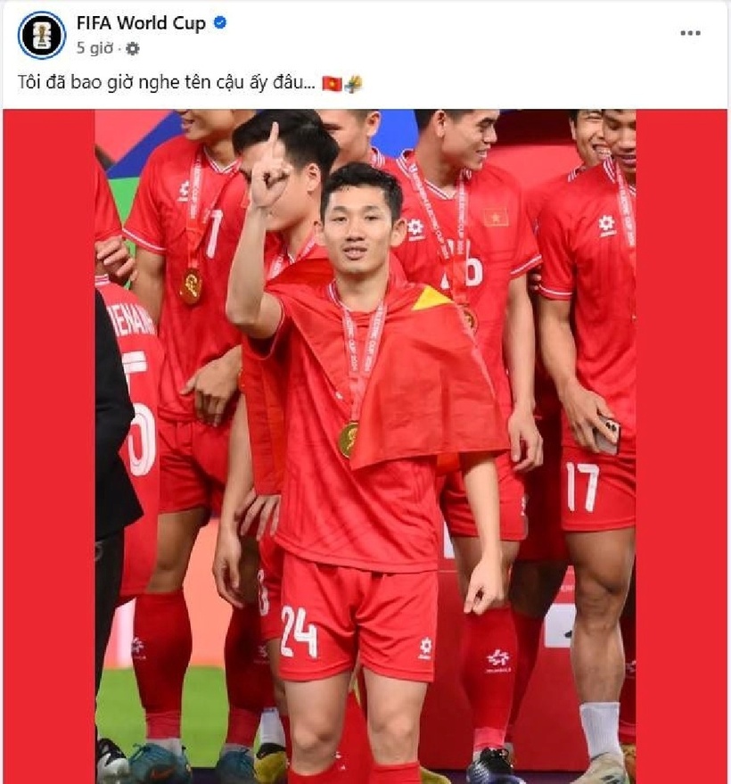 Trên trang fanpage chính thức của FIFA World Cup đã chia sẻ hình ảnh Hai Long cùng dòng trạng thái gây sốt. Ảnh: Vietnamnet.