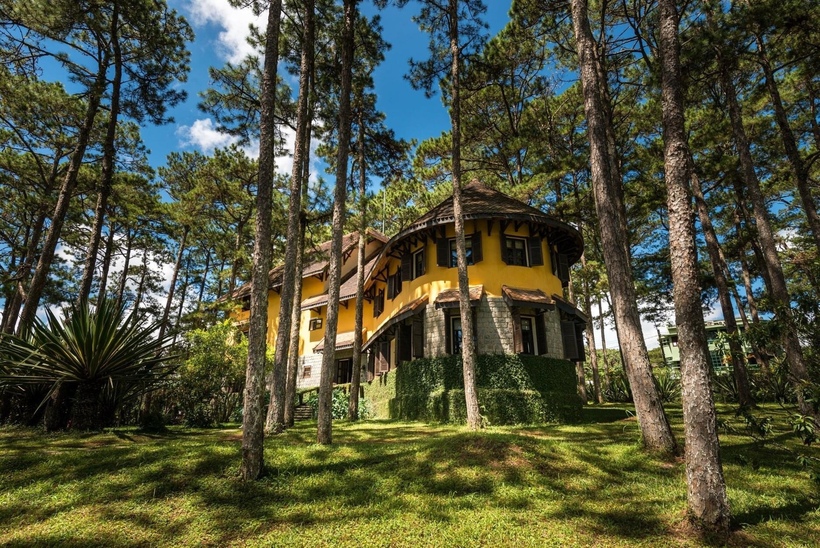 Khu nghỉ dưỡng Ana Mandara Villas Đà Lạt gây ấn tượng mạnh với kiến trúc Pháp cổ điển hòa quyện giữa cảnh quan thiên nhiên tươi đẹp và không gian yên tĩnh.
