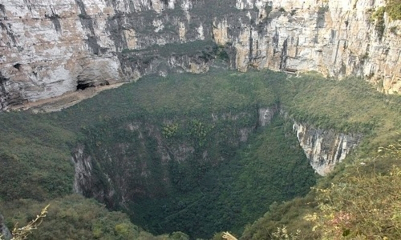 Hố sụt Xiaozhai Tiankeng ở Trùng Khánh (Trung Quốc). Ảnh: Ảnh: Popular Mechanics