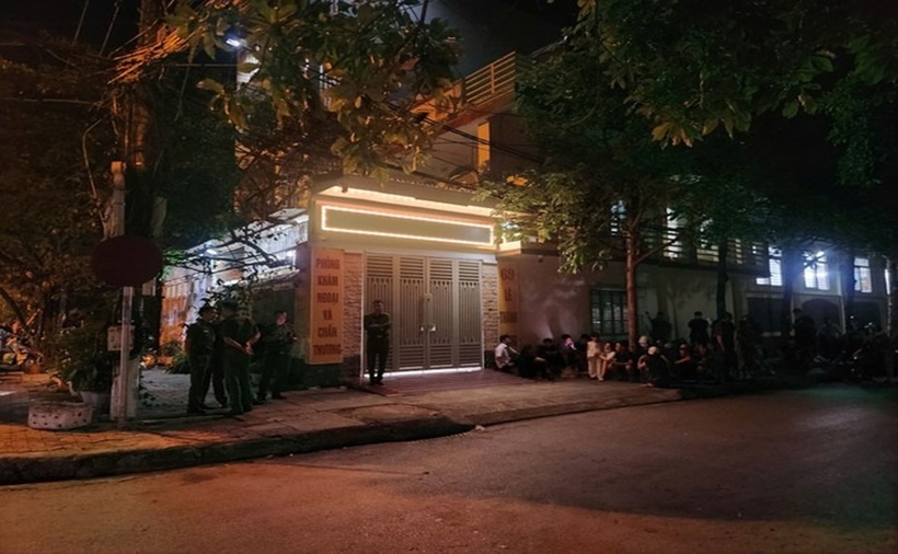 Khuya ngày 28/5, lực lượng chức năng thực hiện nhiệm vụ điều tra, xác minh nơi xảy ra vụ việc. (Ảnh: Tiền phong)