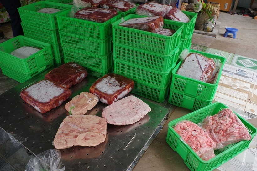 Số hàng hóa trên được ông Thoanh thu mua trôi nổi tại các chợ đầu mối, chợ dân sinh về để bán kiếm lời. Ảnh: Công an tỉnh Quảng Nam.