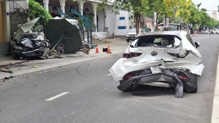 Chiếc ô tô tiếp tục lao đi khoảng 50m và tông vào đuôi ô tô đang dừng đỗ bên đường. Cú tông mạnh đến mức chiếc ô tô đang đỗ sát vỉa hè quay ngược đầu và văng ra gần giữa đường.