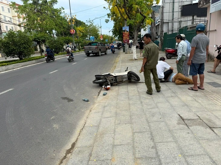 Khi đến đoạn đường trước số nhà 164 Phan Bội Châu, chiếc ô tô bất ngờ va chạm với xe máy do một người phụ nữ điều khiển đang lưu thông cùng chiều.