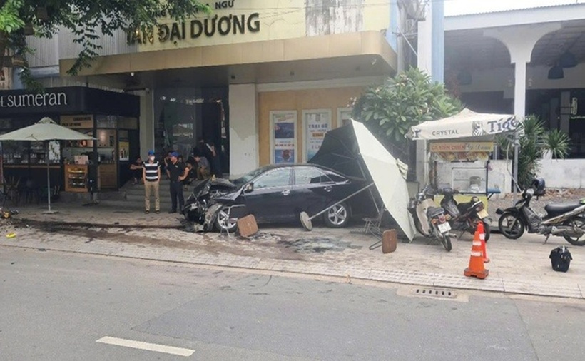 Hậu quả, vụ tai nạn khiến người phụ nữ điều khiển xe máy cùng tài xế ô tô 76A – 043... bị thương. Tại hiện trường, cả 2 chiếc ô tô bị biến dạng, hư hỏng nặng. Nhận được tin báo, lực lượng công an nhanh chóng có mặt tại hiện trường, phân luồng điều tiết giao thông và điều tra làm rõ nguyên nhân vụ tai nạn.
