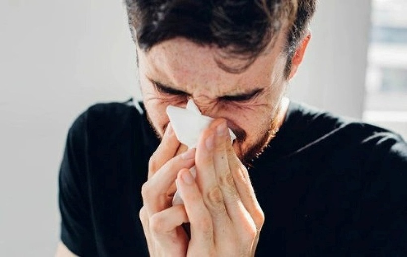 Các bác sĩ cảnh báo nên tránh kìm hãm cơn hắt hơi, vì nó có thể dẫn đến nhiều biến chứng. Ảnh minh họa.