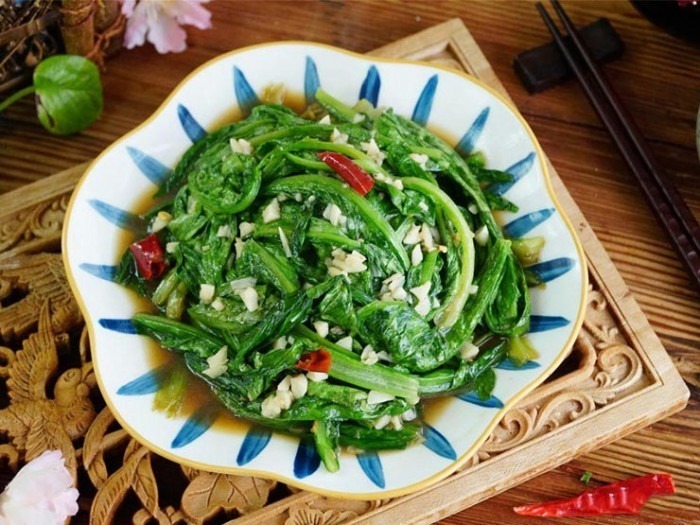 Nhờ có tác dụng thanh nhiệt, hạ hỏa nên rau diếp thơm rất thích hợp để ăn vào mùa hè.