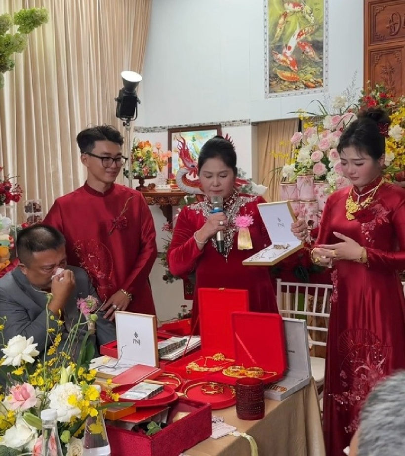 Gia đình cô dâu còn tặng cho cô dâu 25 cây vàng, 500 triệu đồng tiền mặt, cổ phần nuôi hàu trị giá 300 triệu đồng... Ảnh: Báo Thanh niên.
