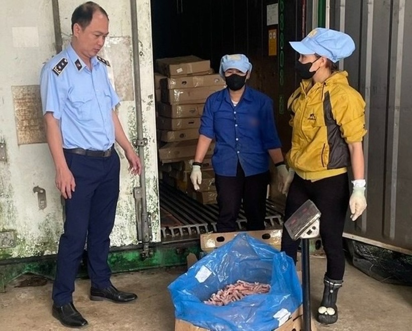 370 kg chân gà đông lạnh, không nhãn mác, không thể hiện nguồn gốc xuất xứ. Ảnh; Báo Tiền phong.