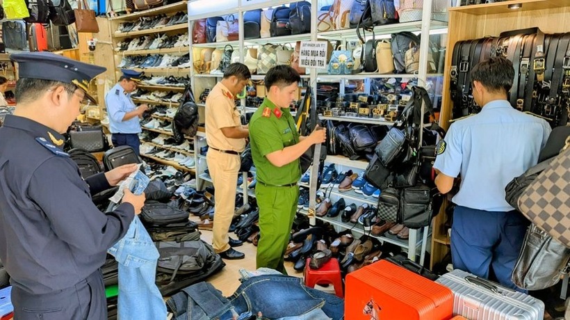 Tổ công tác tiến hành kiểm tra hàng hóa, lập biên bản vụ việc.
