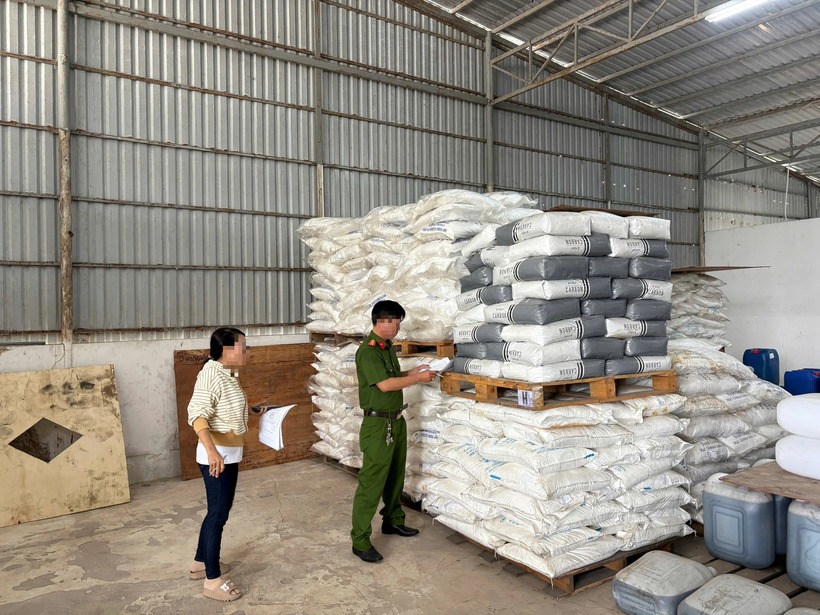 Lực lượng chức năng tiến hành kiểm tra cơ sở kinh doanh hóa chất công nghiệp. Ảnh: Báo Thanh niên.
