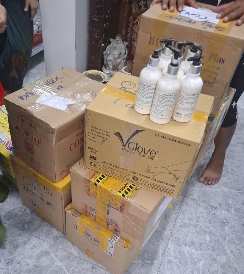 Hơn 1.000 sản phẩm gồm sữa tắm, kem chống nắng, dưỡng da, kem tắm trắng… không có hóa đơn, chứng từ. Ảnh: Báo Thanh niên.