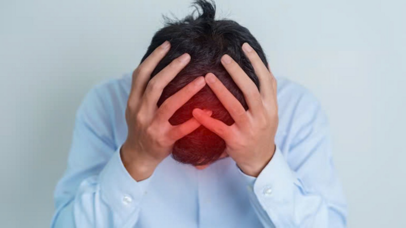 Thói quen sử dụng điện thoại, máy tính hoặc xem tivi trước khi đi ngủ không chỉ ảnh hưởng đến chất lượng giấc ngủ mà còn có thể tăng nguy cơ đột quỵ. Ảnh minh họa.