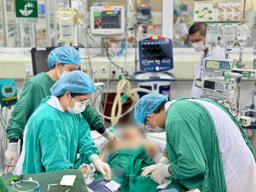 Các bác sĩ cấp cứu người bệnh. Ảnh: Gia Đình & Xã Hội