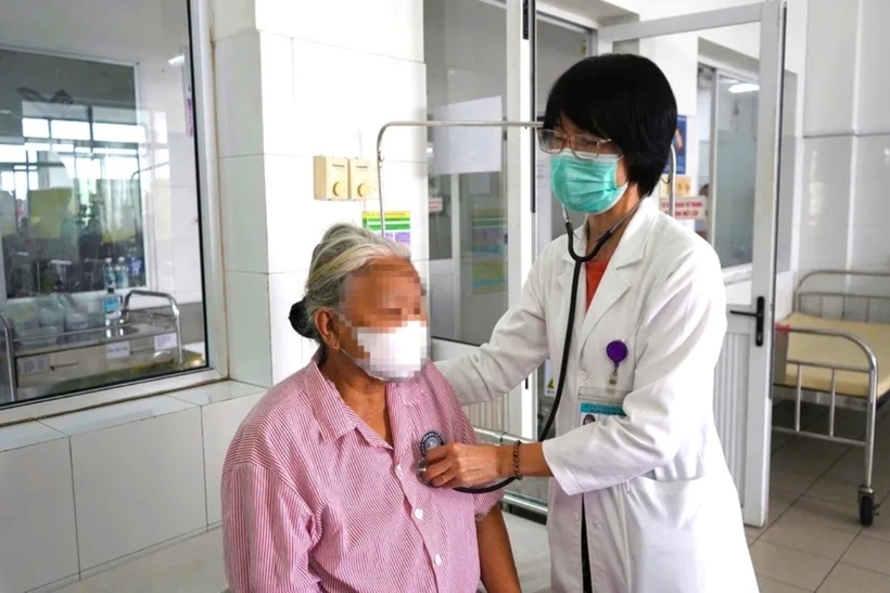 Bác sĩ thăm khám cho nữ bệnh nhân sau ca phẫu thuật. Ảnh: Pháp Luật TP.HCM