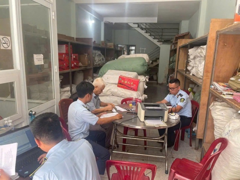 Lực lượng quản lý thị trường tiến hành làm việc với chủ cơ sở dược liệu. Ảnh: Công an Nhân dân