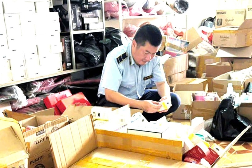 Lực lượng Quản lý thị trường kiểm tra cơ sở kinh doanh mỹ phẩm tại phường Tân Thành. Ảnh: VietNamnet