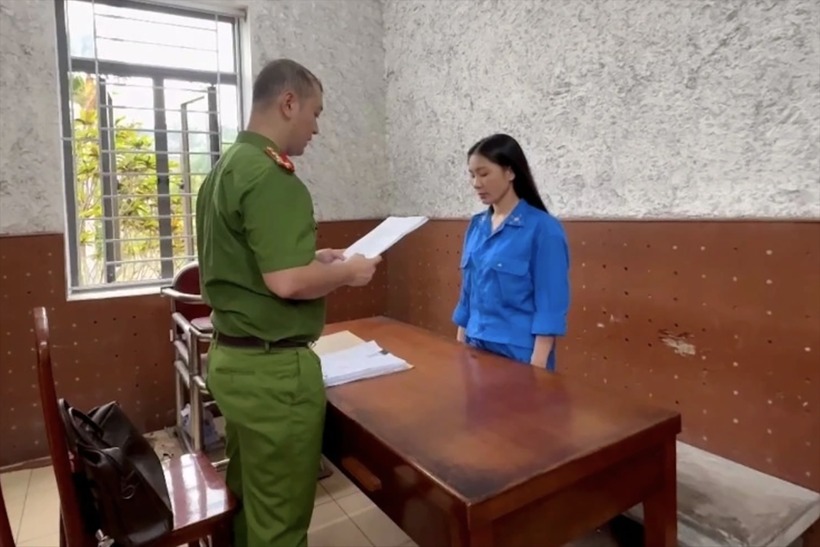 Vân Anh tại cơ quan công an. (Ảnh: Công an tỉnh Quảng Ninh)