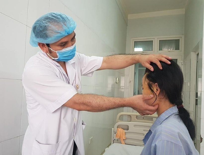 Chị M.T.T cũng đã phải nhập viện cấp cứu sau khi độn thái dương làm đẹp. Ảnh: Báo Sức khỏe và Đời sống.