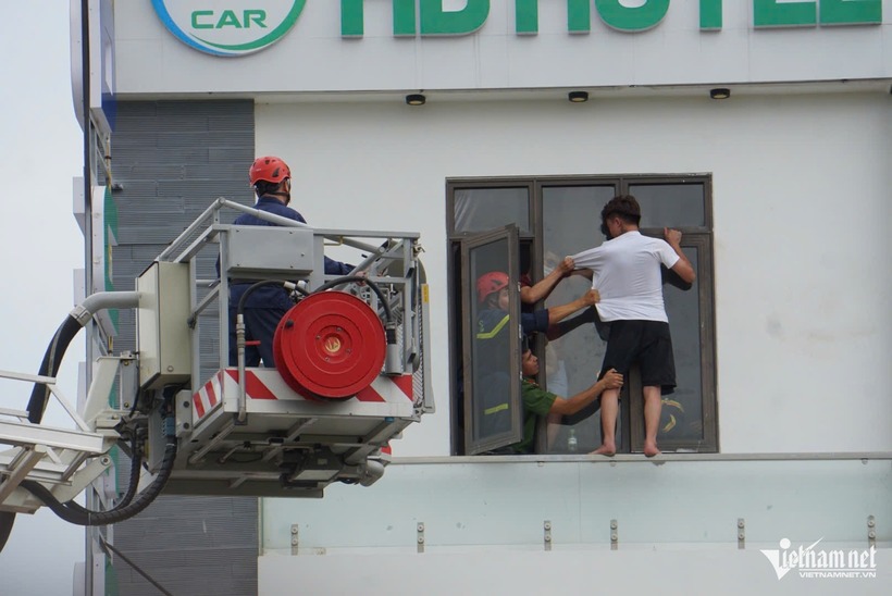 Sau gần 2 giờ cảnh sát đã tiếp cận được và đưa nam thanh niên vào phía trong an toàn. Ảnh: VietNamnet