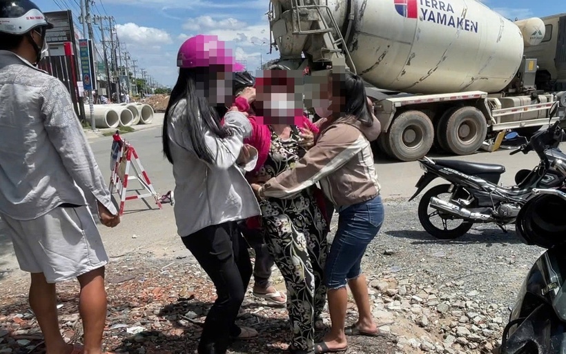 Người mẹ chồng ngã quỵ khi nghe tin con dâu đã mất trên đường đi cấp cứu. (Ảnh: Dân trí)