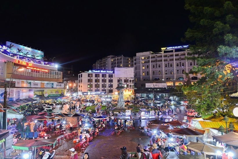 View buổi tối tại chợ Đà Lạt nhìn từ khách sạn.