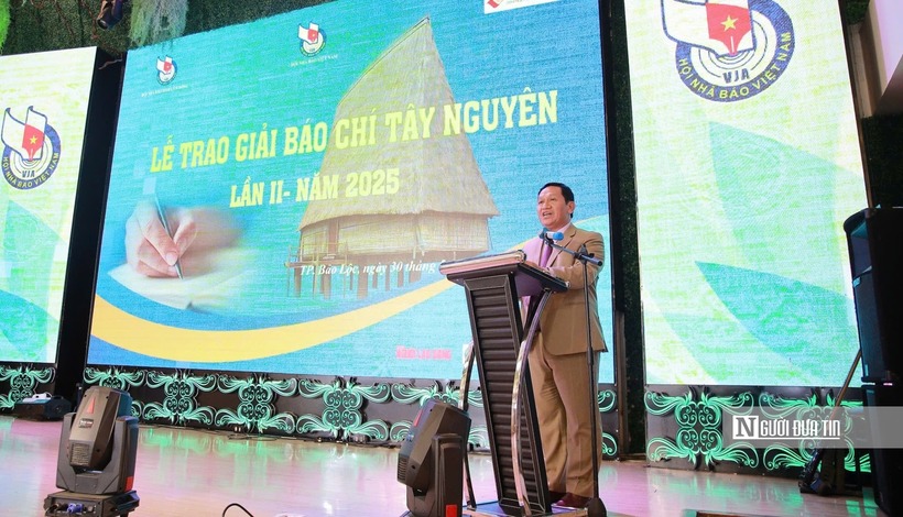 Ông K’Mák, Phó Chủ tịch HĐND tỉnh Lâm Đồng phát biểu tại lễ trao giải.