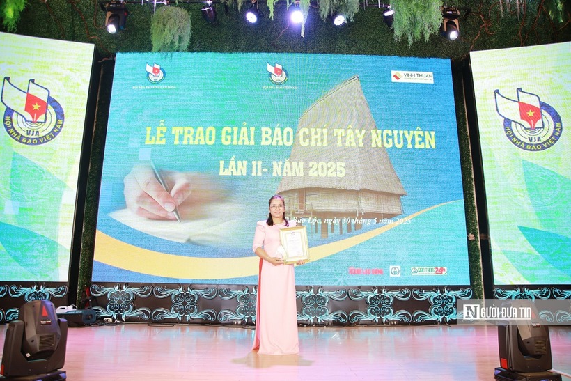 Phóng viên Trịnh Thị Thơ, Tạp chí Đời sống và Pháp luật - Người Đưa Tin Pháp Luật đoạt giải Ba với loạt phóng sự 3 kỳ "Những câu chuyện sau chiếc máy chạy thận nhân tạo".