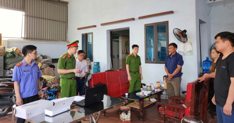 Cơ quan tố tụng đọc lệnh bắt đối với bị can Phạm Trọng Đường. (Ảnh: VKSND tỉnh Bắc Giang)