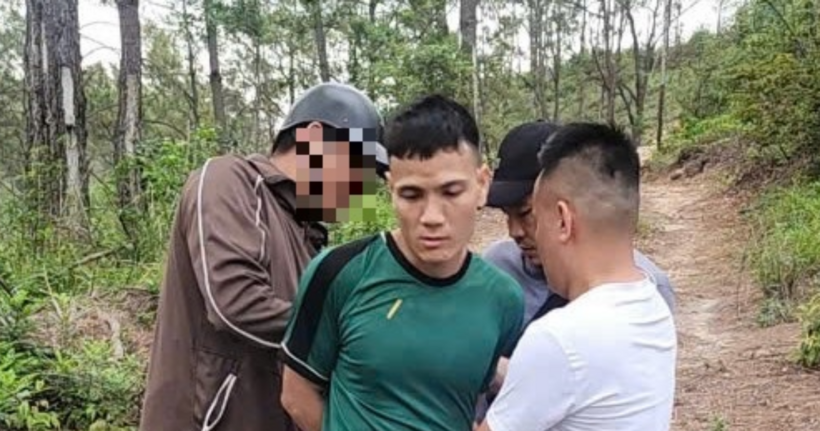 Đối tượng Nguyễn Văn Báo (mặc áo xanh) thời điểm bị bắt giữ. (Ảnh: CACC)