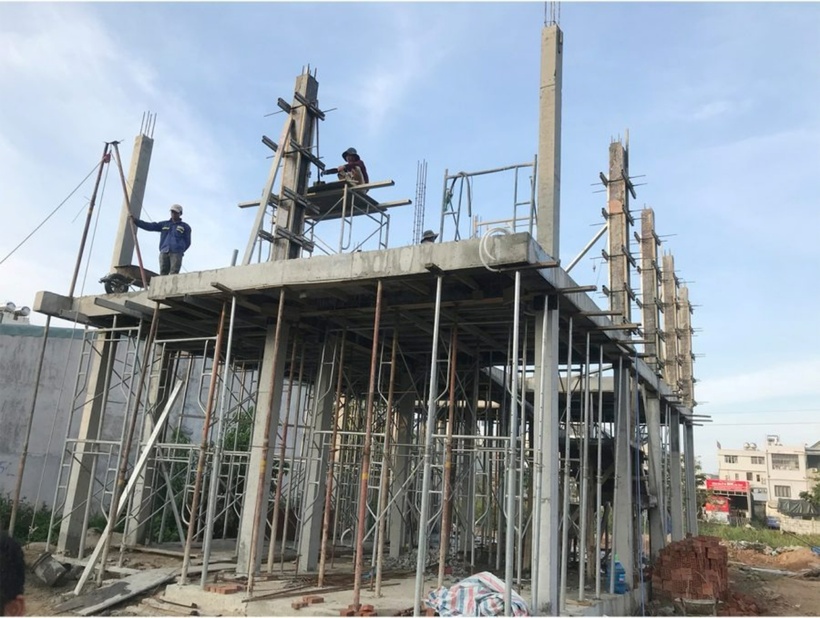 Việc tháo dỡ coppha không đúng thời điểm có thể ảnh hưởng nghiêm trọng đến chất lượng và an toàn của kết cấu bê tông cốt thép. Ảnh minh họa.