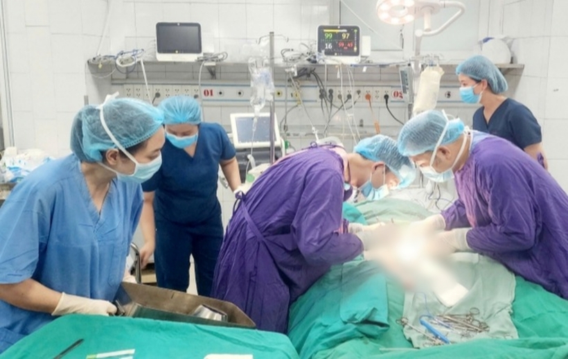 Các bác sĩ can thiệp ECMO để cứu sống người bệnh. Ảnh: Người Lao Động