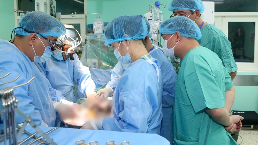 Các bác sĩ tiến hành ca ghép tim cho nữ bệnh nhân. Ảnh: Sức Khỏe & Đời Sống