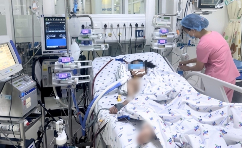 Sau gần 6 tuần điều trị căng thẳng, chức năng hô hấp, gan và thận của bệnh nhi dần cải thiện. Ảnh: Tri Thức