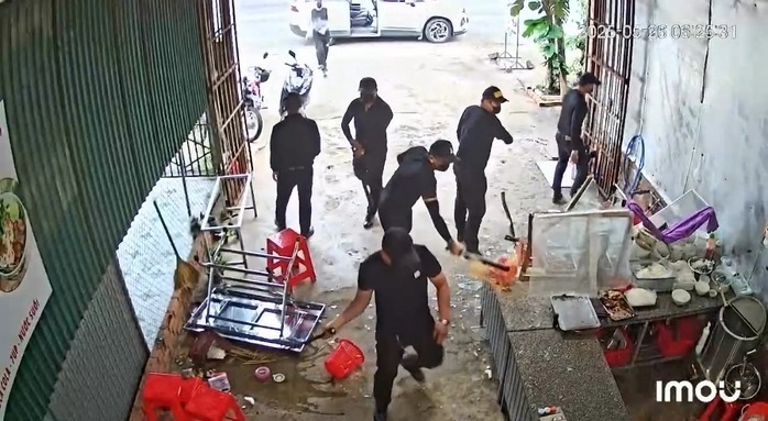 Nhóm côn đồ mặc toàn đồ đen đập phá quán phở. (Ảnh: Người lao động)