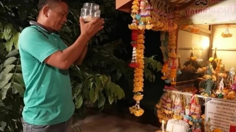 Người thợ hồ và chuỗi 10 lần trúng số kỳ lạ nhờ "thần rắn" ở Surin. Ảnh: Khaosod
