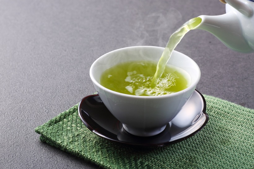 Uống trà xanh khi đói có thể gây khó chịu cho dạ dày và tăng gánh nặng cho thận.