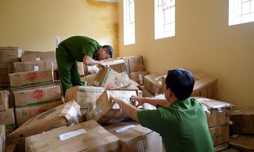 Lực lượng chức năng tiến hành kiểm tra.