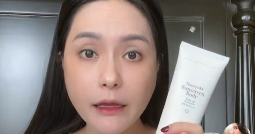 Ca sĩ Đoàn Di Băng từng rất "tích cực" quảng cáo cho sản phẩm kem chống nắng Hanayuki Sunscreen Body (Ảnh: FBNV).