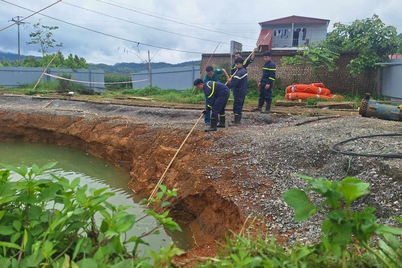 Lực lượng chức năng tiếp tục tìm kiếm nạn nhân. Ảnh: Dân trí