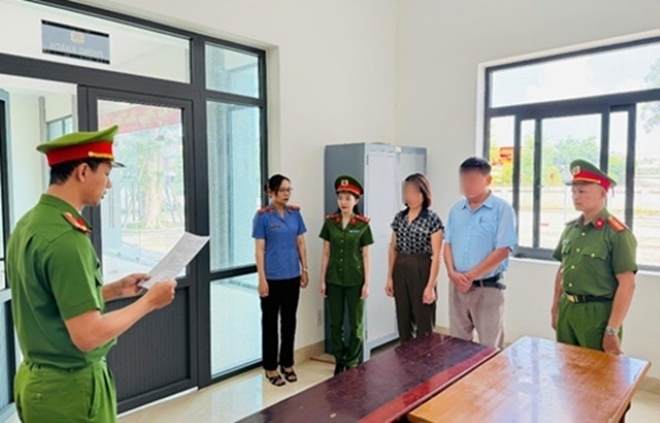 Cơ quan công an đọc lệnh bắt giam nguyên Chủ tịch UBND xã Ia Rvê (bìa phải) và nguyên kế toán xã này (thứ hai từ phải sang). Ảnh: Người đưa tin